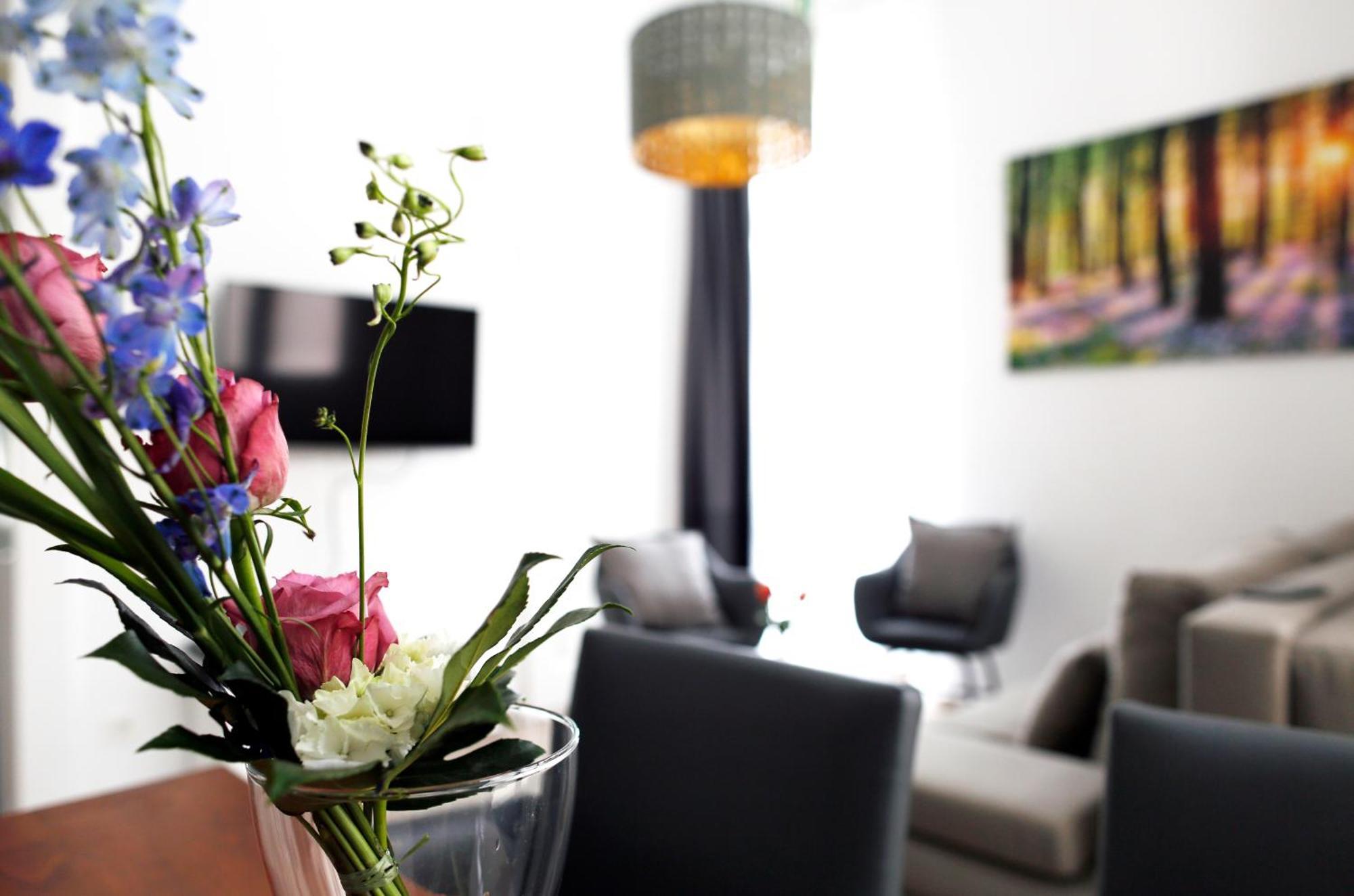 Nieb By Rockchair Apartments L Superhost Status L 3 Bedrooms Boxspringbeds 3 Bathrooms In Center "Kurfuerstendamm" - Cozy Family & Business Flair Welcomes You! Berlin Exterior foto
